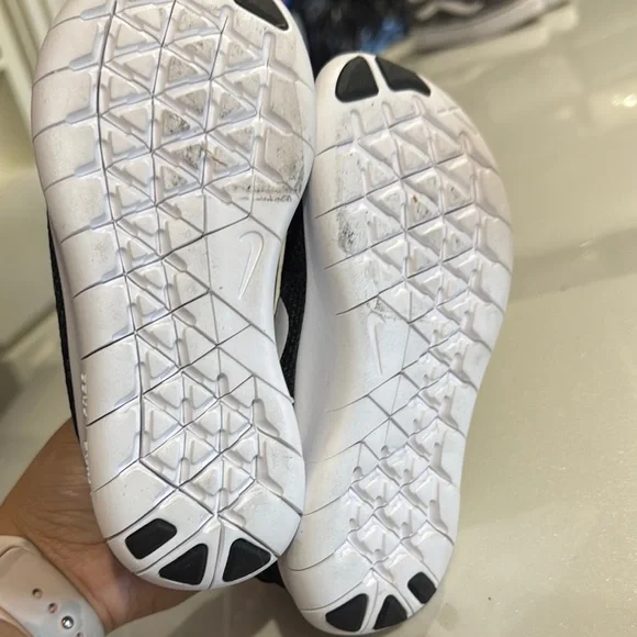 Nike Black and White Sneakers with Knit Upper and Sleek Design - Picture 5 of 5